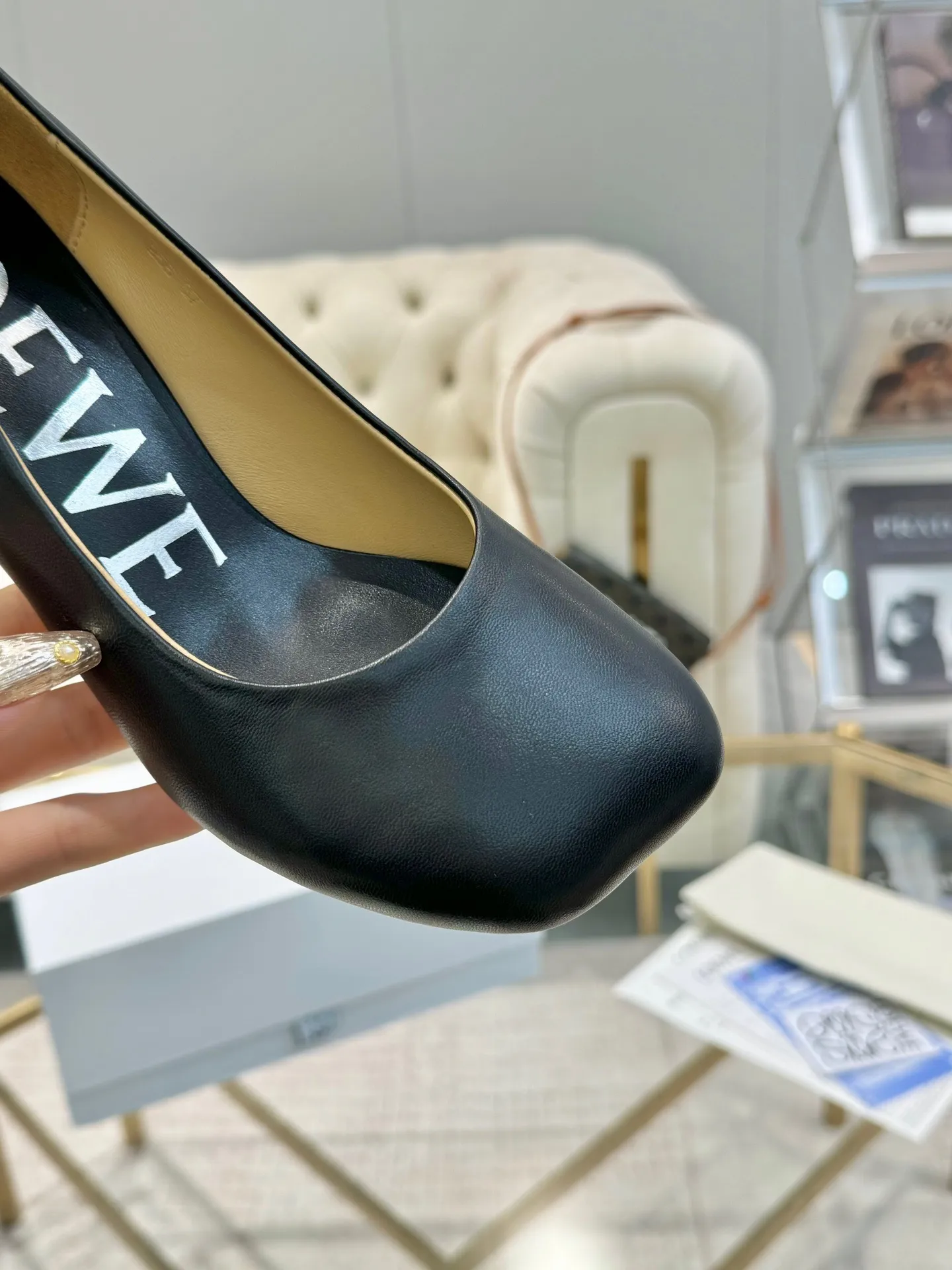 👟👟Ex-factory price 640👟👟 LOEWE‼ ️ New arrival‼ ️Imported genuine leather sole Loewe 2024/aw early spring latest catwalk color diamond series catwalk style 😘😘😘 Upper: imported super soft sheepskin lining: imported water-dyed sheepskin Outsole: original molded injection molded leather outsole Heel: original molded 1:1 Heel height: 5.5cm Size: 35-39 (40/41/42/43 custom-made, non-refundable)